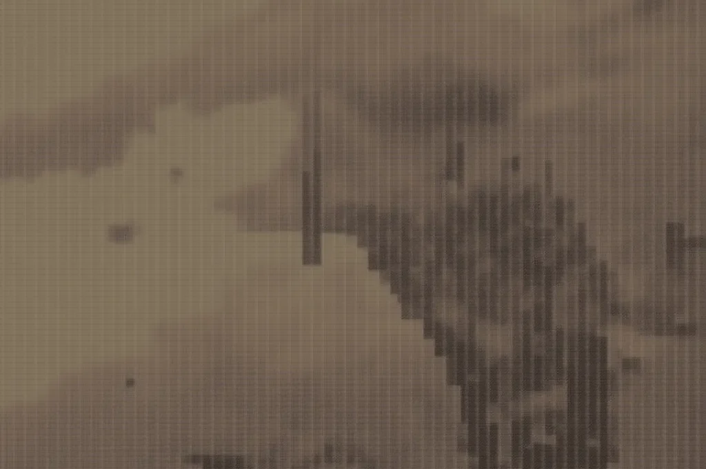 Main tenant une taloche métallique appliquant de la peinture effet béton sur un mur